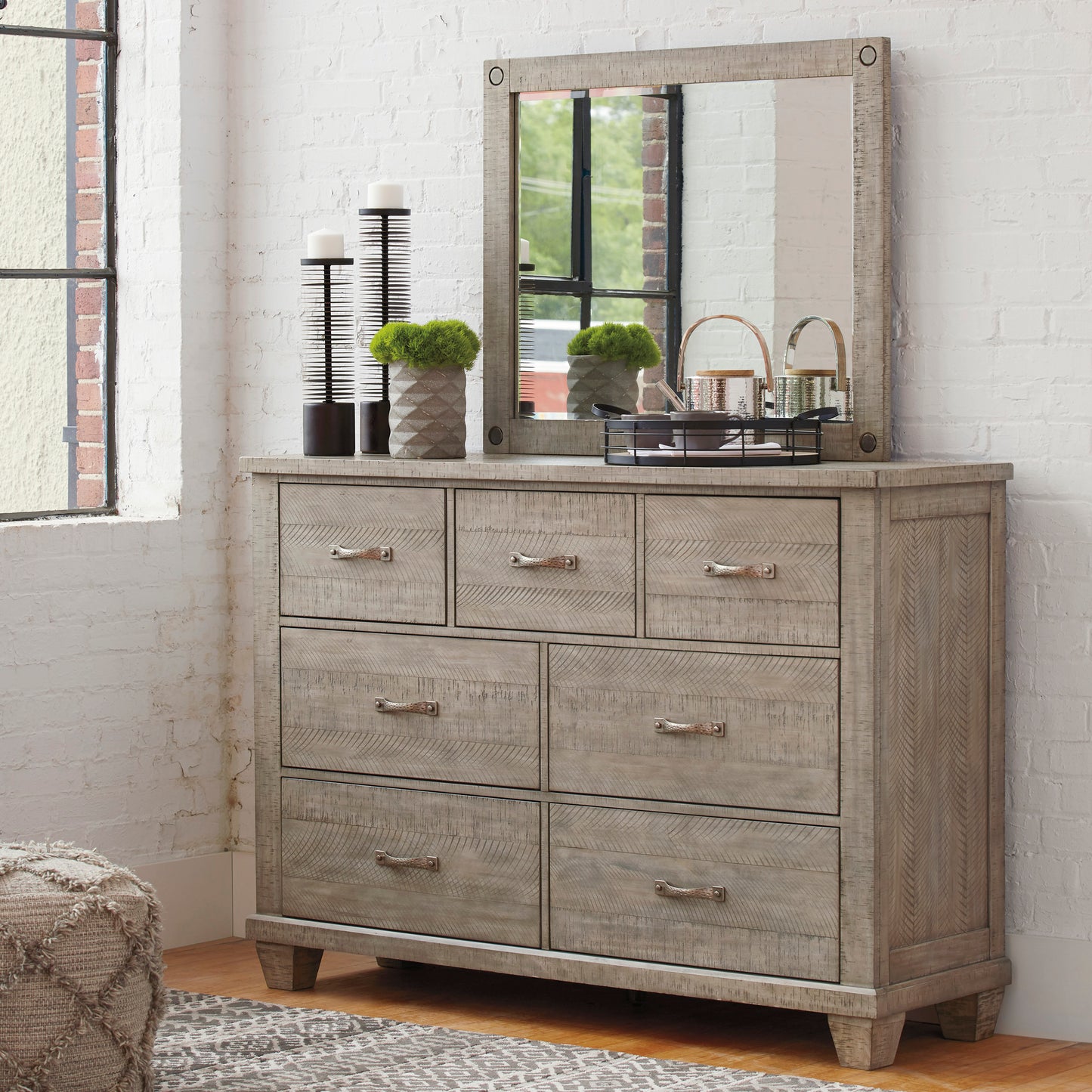 B639-31-36 2 pc Naydell dresser and mirror